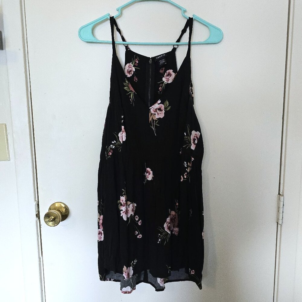 Torrid Size 1 Black Floral Zipper Back Tunic Blouse